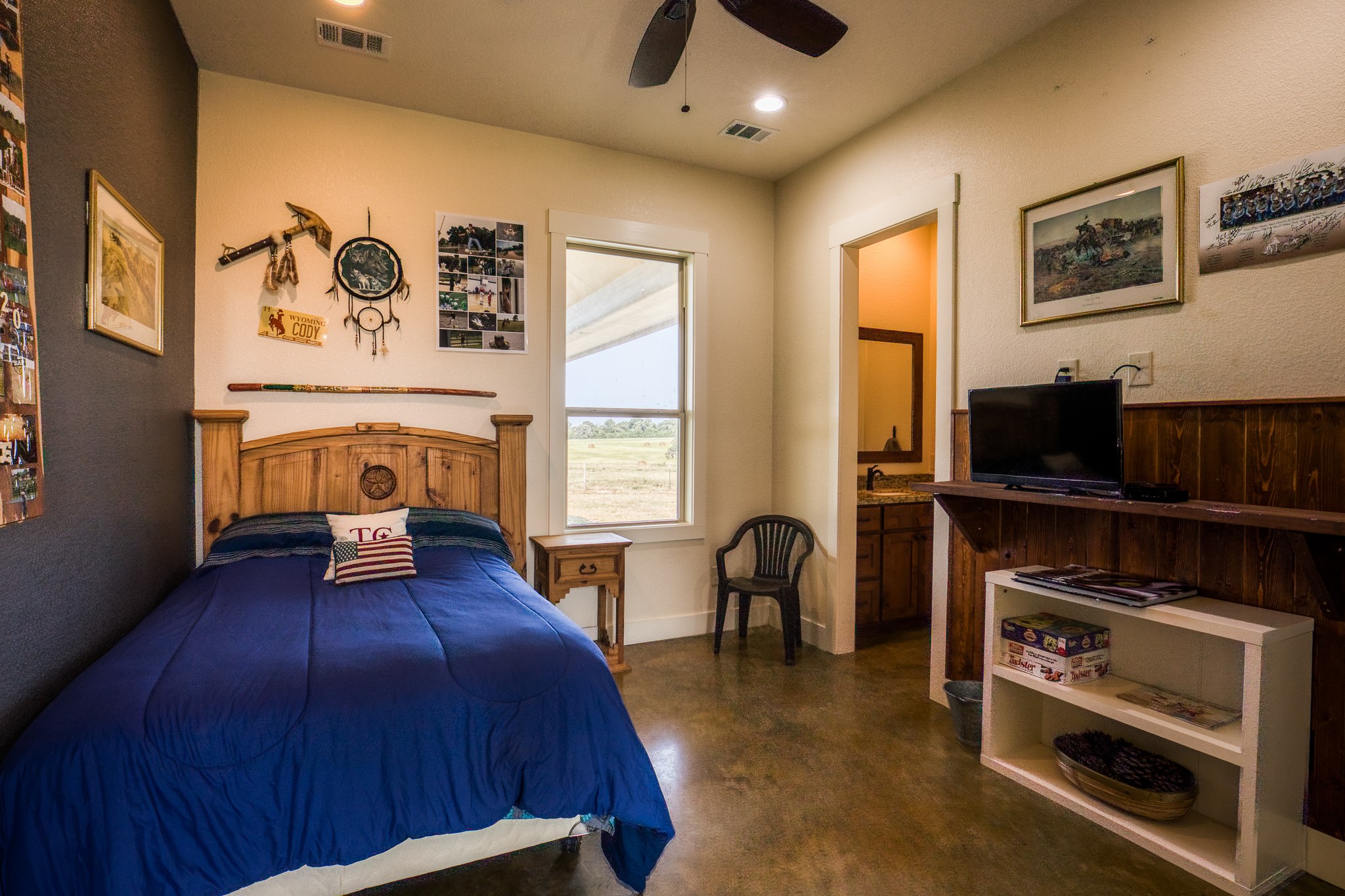 8201 Lone Star Road Washington, TX 77880 - Photo 14 of 22 a living room with furniture and a flat screen tv