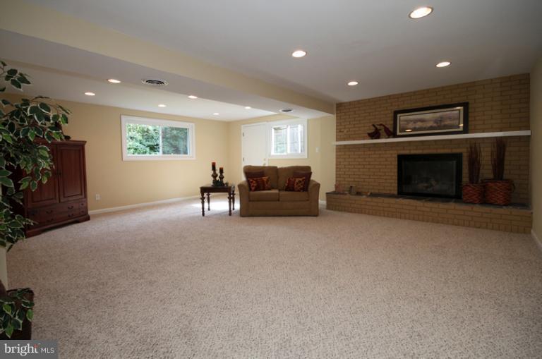 7016 Roundtree Road Falls Church, VA 22042 - Photo 20 of 26 Family Room