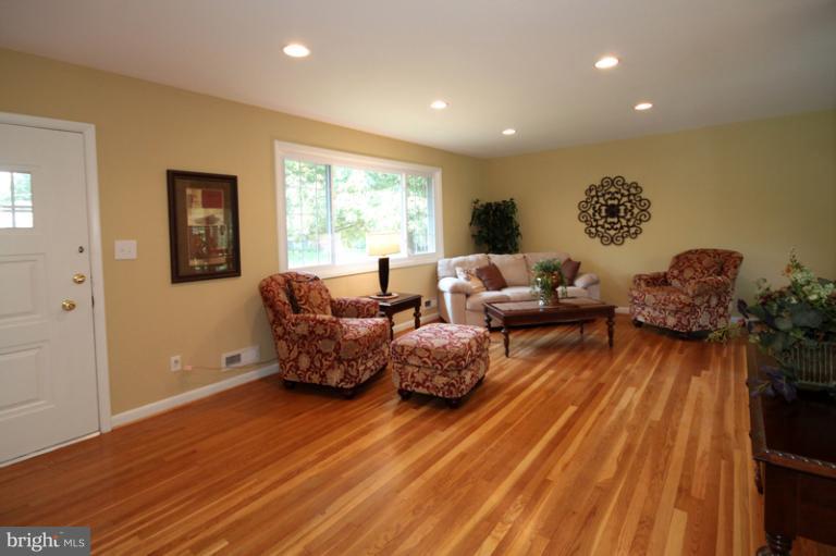 7016 Roundtree Road Falls Church, VA 22042 - Photo 5 of 26 Living Room