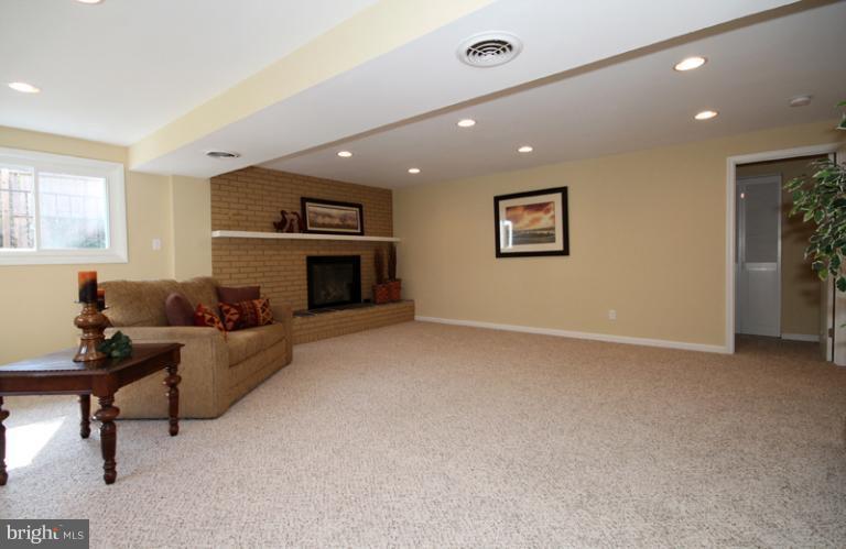 7016 Roundtree Road Falls Church, VA 22042 - Photo 6 of 26 Family Room