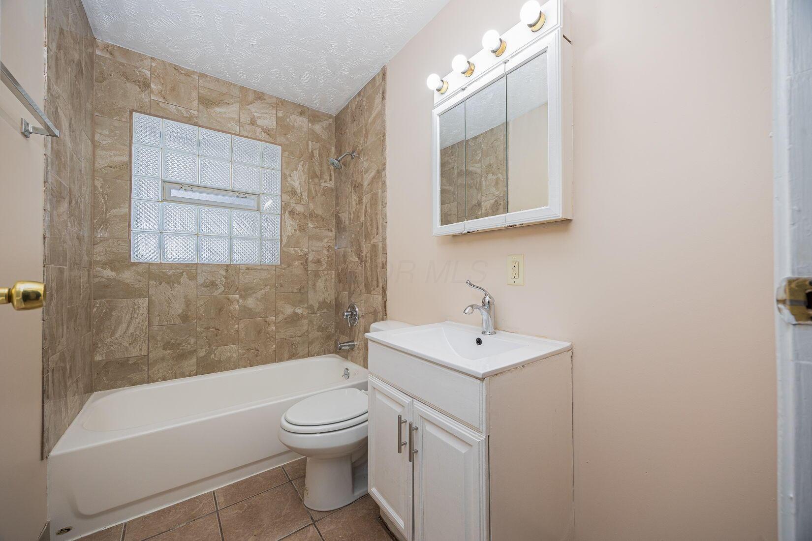 1134 South Hampton Road Columbus, OH 43227 - Photo 19 of 31 Full Bathroom