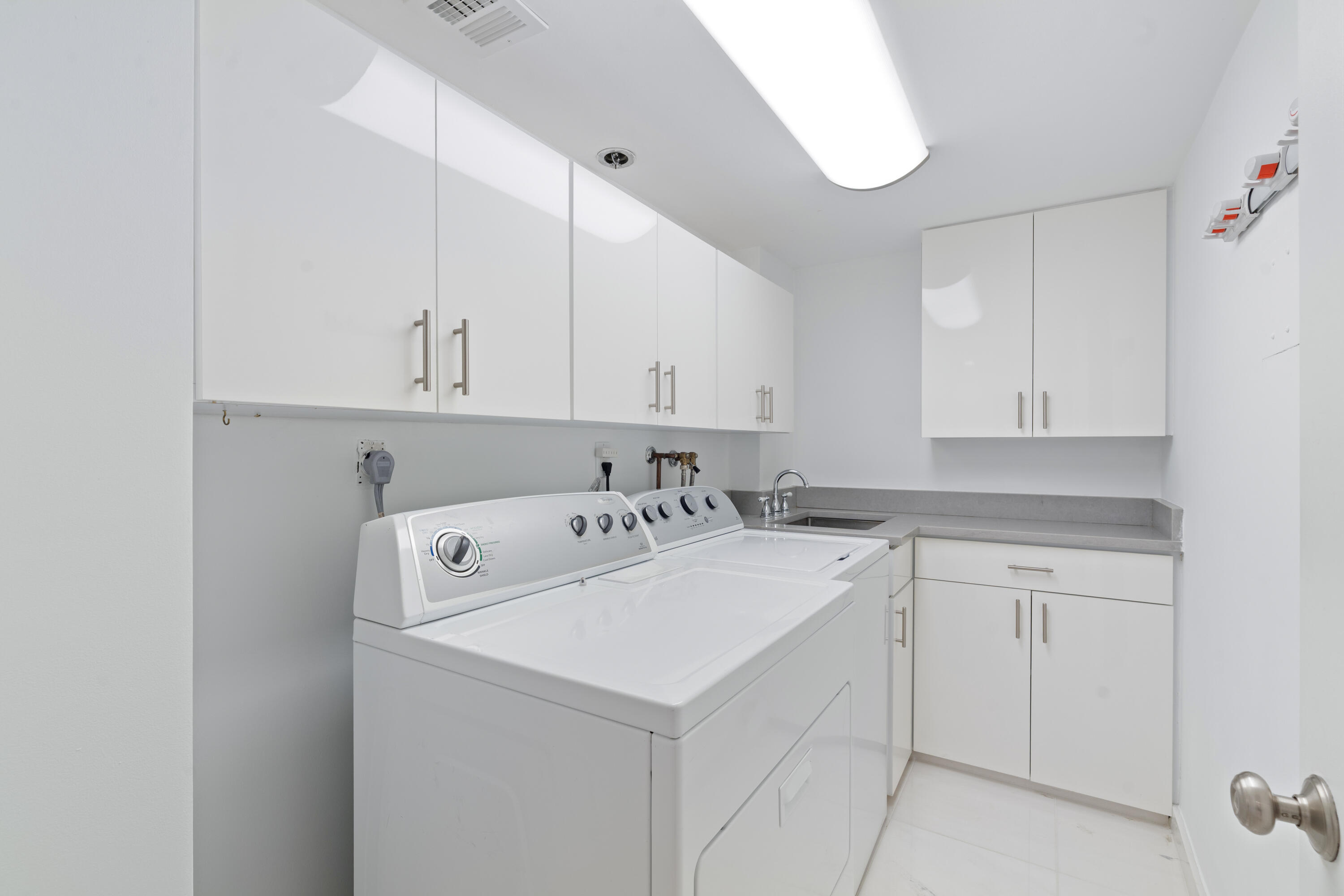 350 South Ocean Boulevard, Unit 1B Boca Raton, FL 33432 - Photo 23 of 26 In-unit Laundry