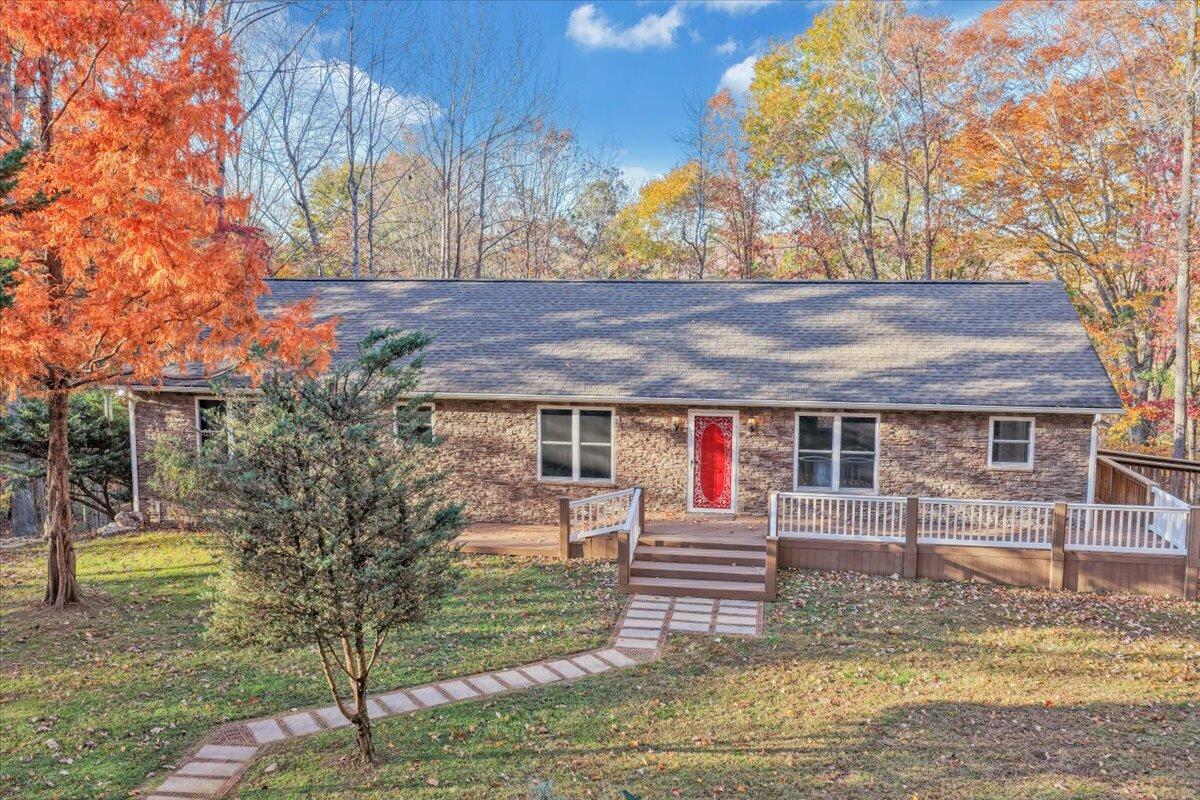 a view of a house with a yard