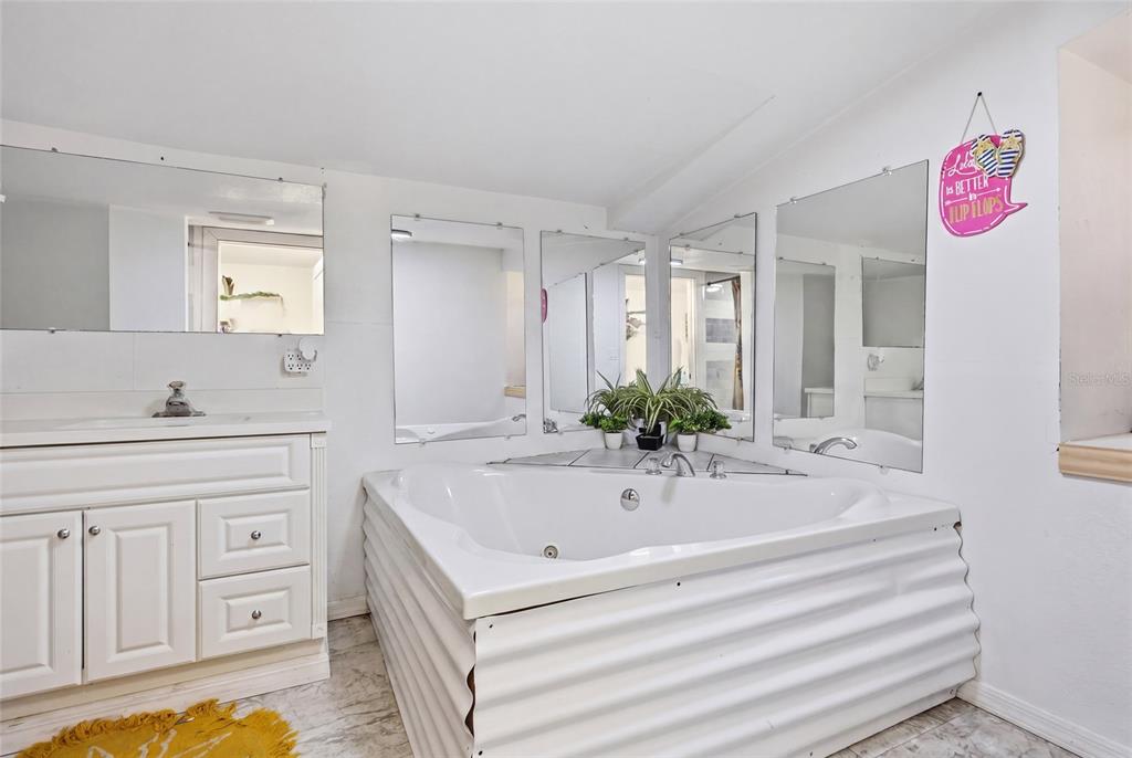 401 Southeast Falcon Road Branford, FL 32008 - Photo 45 of 76 a bathroom with a sink and a bathtub