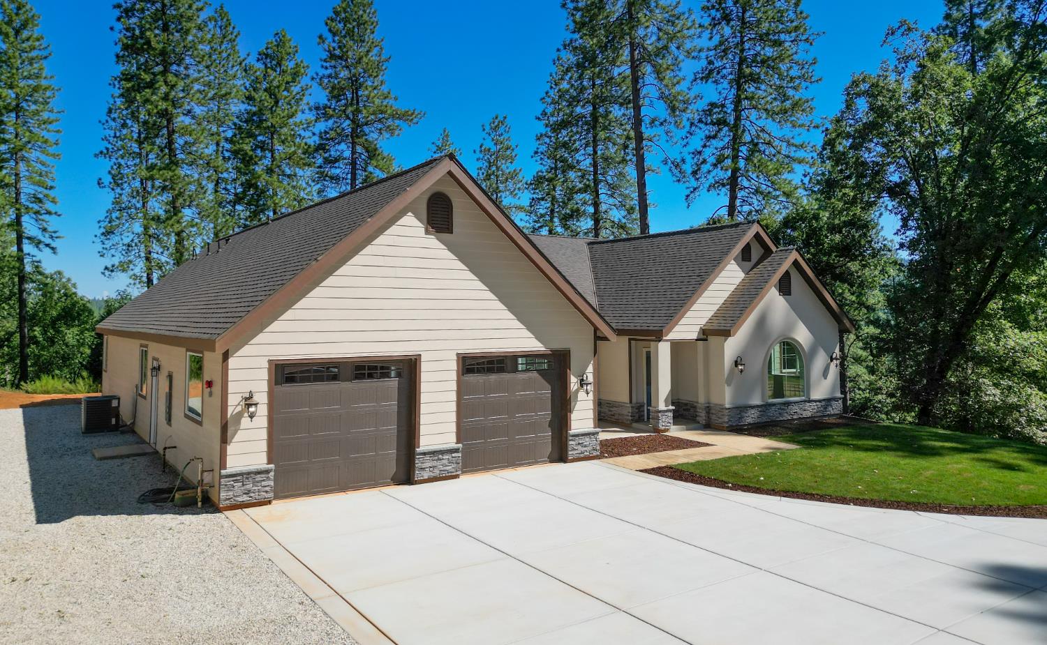 10279 Evergreen Ranch Court Grass Valley, CA 95949 - Photo 77 of 79 a front view of a house with yard and green space