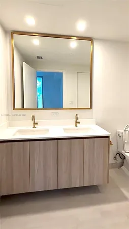 $6,300 | 77 Southeast 5th Street, Unit 2305, Miami, FL 33131