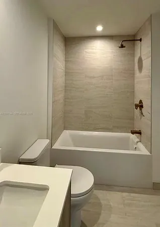 $6,300 | 77 Southeast 5th Street, Unit 2305, Miami, FL 33131