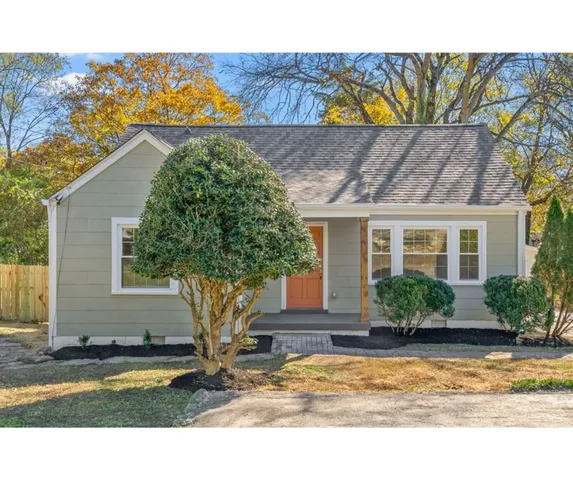a view of a house with backyard and garden