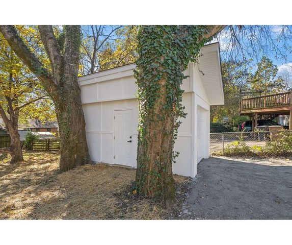 a view of a backyard