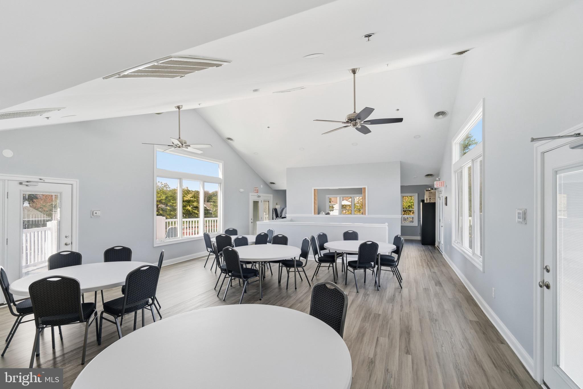 906 Auckland Way Chester, MD 21619 - Photo 34 of 36 Bayside lounge area