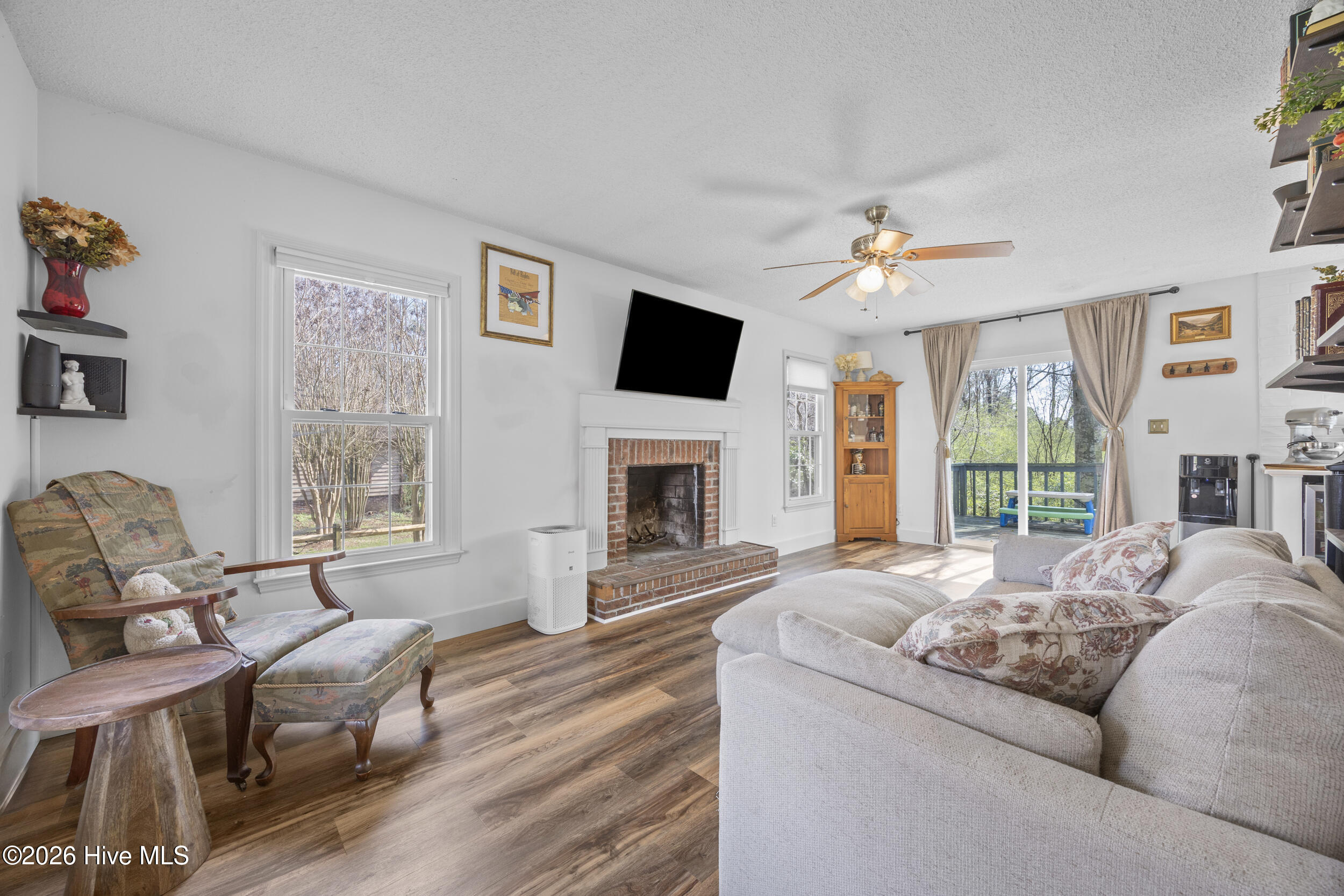 808 Gadwell Loop Jacksonville, NC 28540 - Photo 23 of 55 27_living room