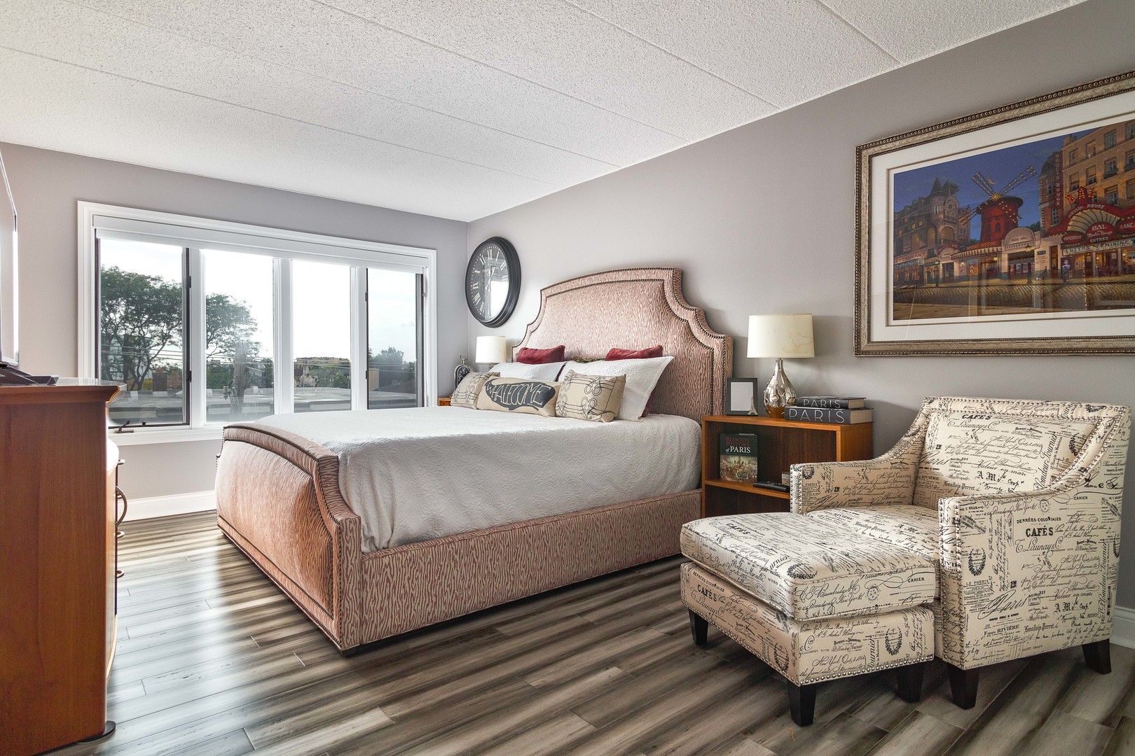 1389 Perry Street, Unit 303 Des Plaines, IL 60016 - Photo 18 of 25 a bedroom with bed and a large window