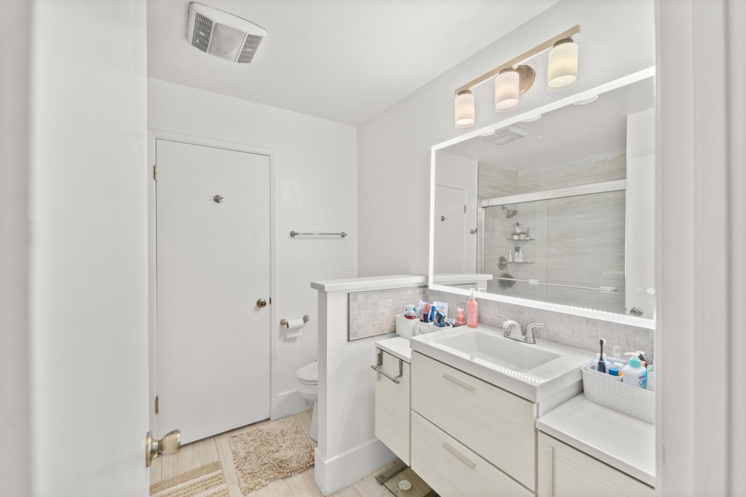 8850 Bader Road Elk Grove, CA 95624 - Photo 32 of 43 a bathroom with a sink and a mirror