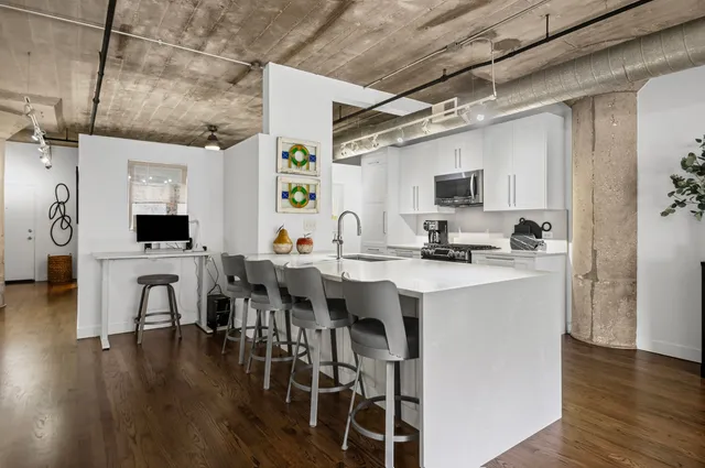 $389,900 | 411 West Ontario Street, Unit 323, Chicago, IL 60654