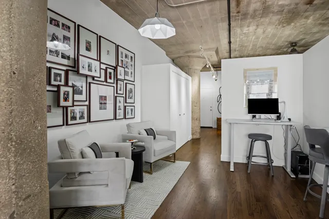 $389,900 | 411 West Ontario Street, Unit 323, Chicago, IL 60654