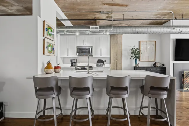 $389,900 | 411 West Ontario Street, Unit 323, Chicago, IL 60654