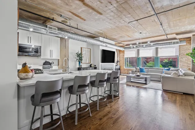 $389,900 | 411 West Ontario Street, Unit 323, Chicago, IL 60654