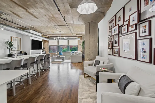 $389,900 | 411 West Ontario Street, Unit 323, Chicago, IL 60654