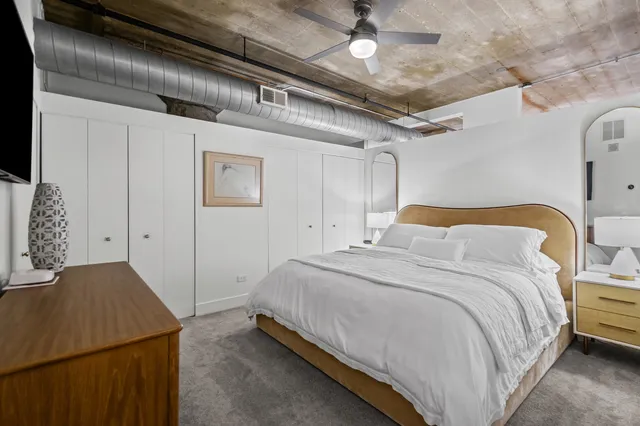 $389,900 | 411 West Ontario Street, Unit 323, Chicago, IL 60654