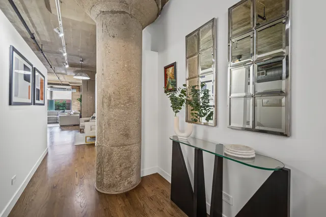 $389,900 | 411 West Ontario Street, Unit 323, Chicago, IL 60654