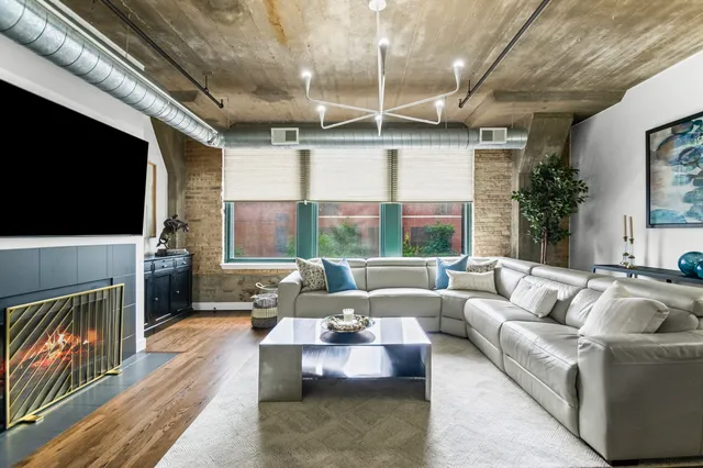 $389,900 | 411 West Ontario Street, Unit 323, Chicago, IL 60654