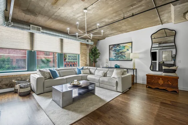 $389,900 | 411 West Ontario Street, Unit 323, Chicago, IL 60654