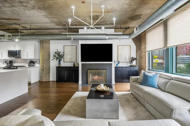 $389,900 | 411 West Ontario Street, Unit 323, Chicago, IL 60654