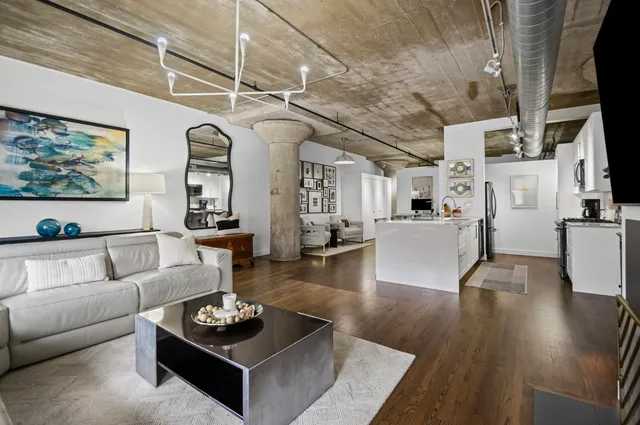 $389,900 | 411 West Ontario Street, Unit 323, Chicago, IL 60654