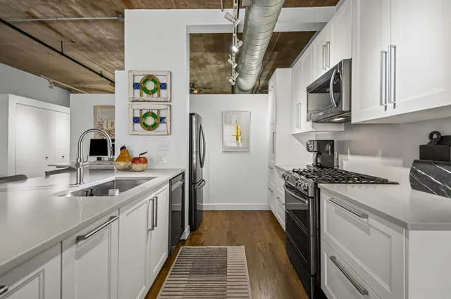 $389,900 | 411 West Ontario Street, Unit 323, Chicago, IL 60654