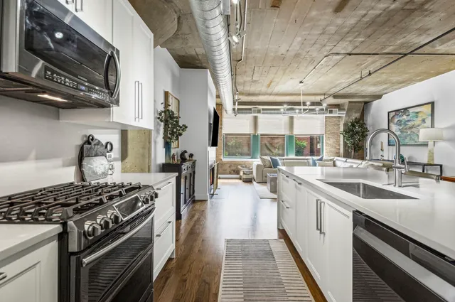 $389,900 | 411 West Ontario Street, Unit 323, Chicago, IL 60654