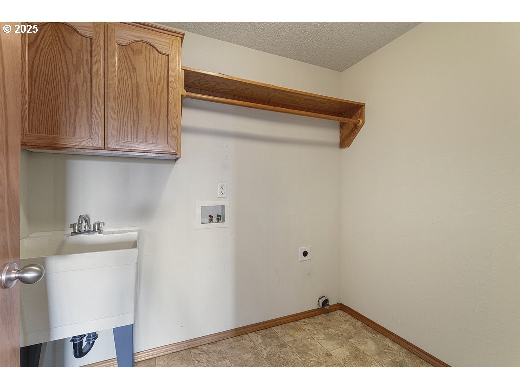 3021 Southeast Pheasant Avenue Gresham, OR 97080 - Photo 16 of 26 a view of cabinets