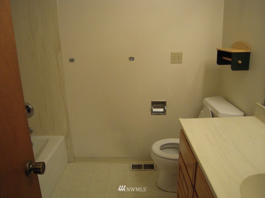 2408 Northeast 23rd Street Renton, WA 98056 - Photo 4 of 9