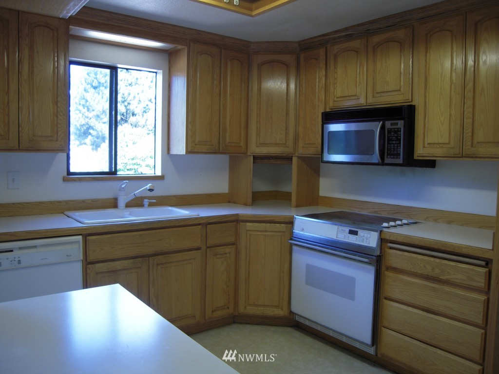 2408 Northeast 23rd Street Renton, WA 98056 - Photo 5 of 9