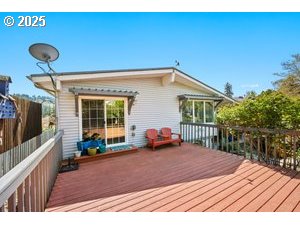 845 Northwest 3rd Street Gresham, OR 97030 - Photo 21 of 32 a front view of a house with garden