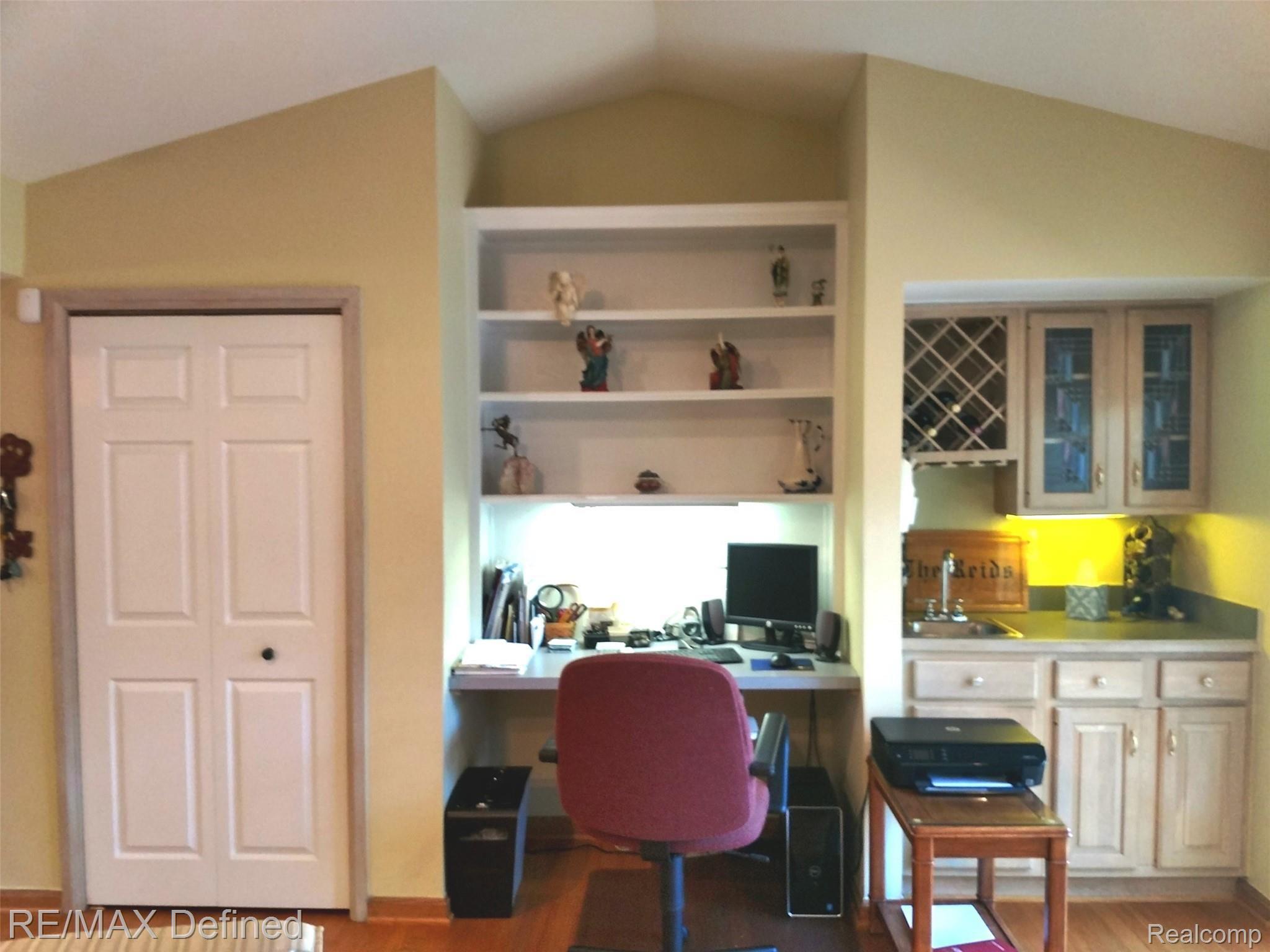 247 Rochdale Drive South Rochester, MI 48309 - Photo 10 of 30 Desk and Wet Bar.jpg