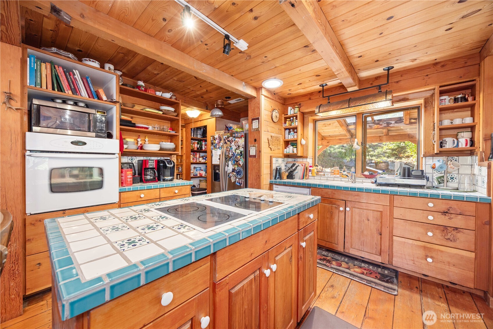16495 South Lakeshore Road Chelan, WA 98816 - Photo 12 of 40 a kitchen that has a lot of cabinets in it