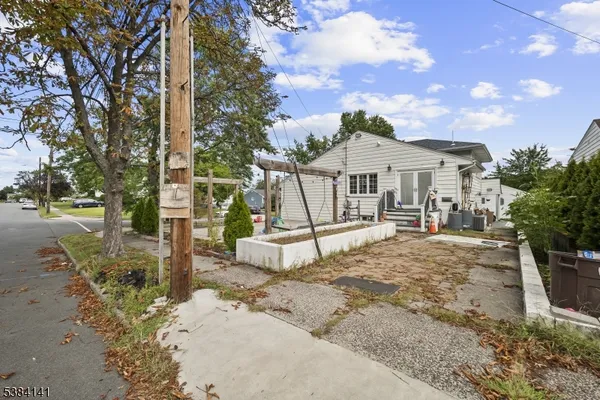 a view of a houses with a yard