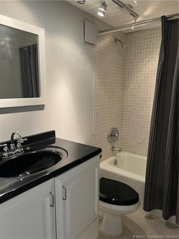 5335 Southeast Miles Grant Road, Unit 214 Stuart, FL 34997 - Photo 15 of 17 a bathroom with a sink and a bathtub