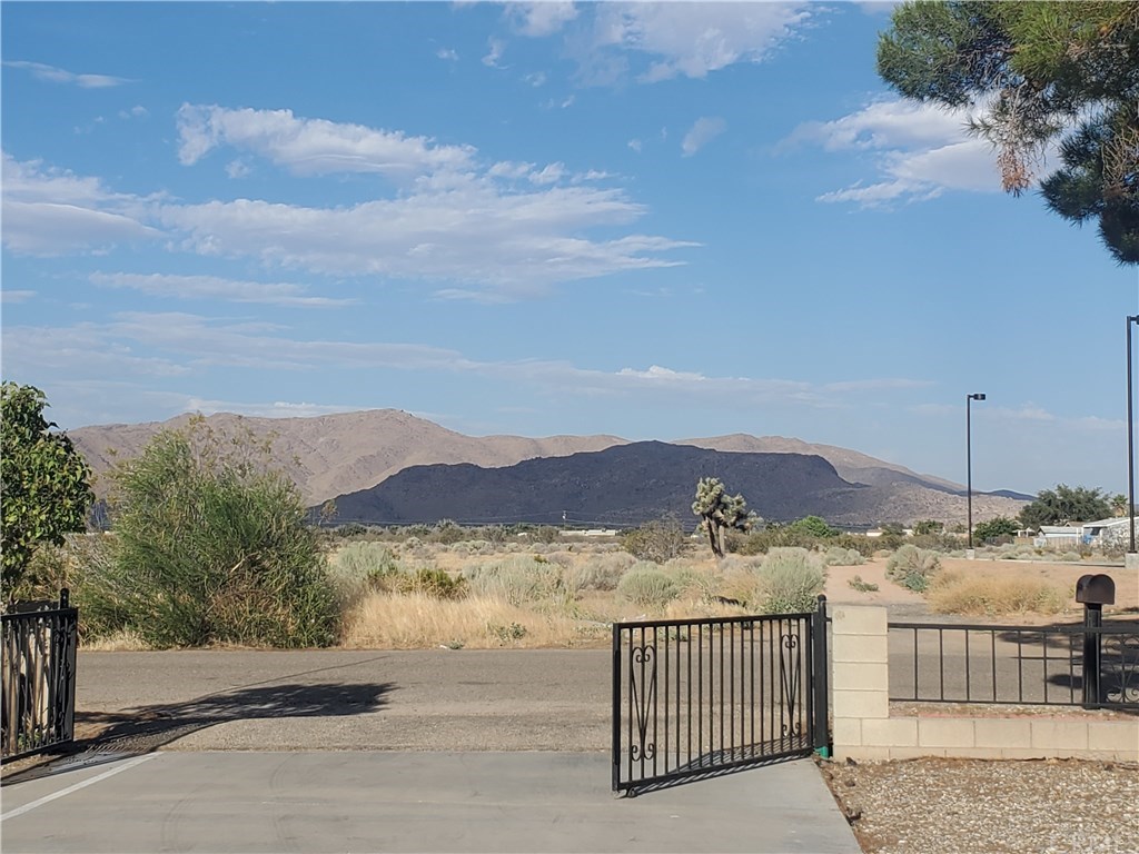 13020 Pawnee Road Apple Valley, CA 92308 - Photo 2 of 14 Gated driveway & Mountain Views front yard