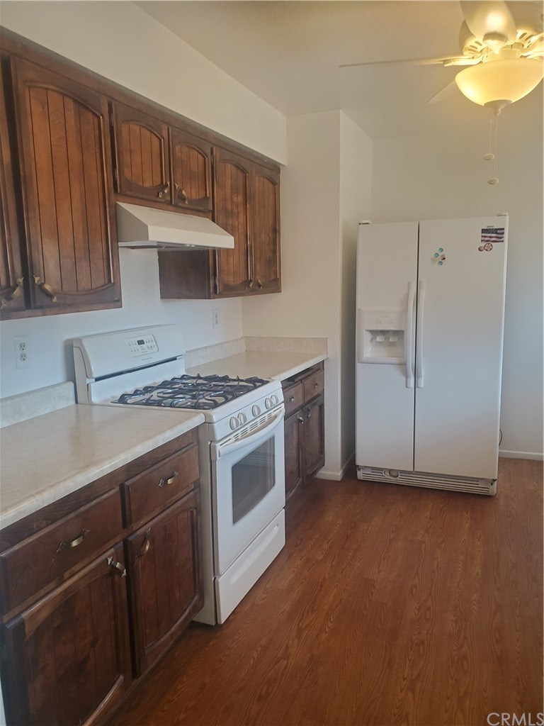 13020 Pawnee Road Apple Valley, CA 92308 - Photo 11 of 14 Kitchen