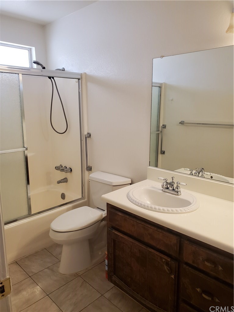 13020 Pawnee Road Apple Valley, CA 92308 - Photo 14 of 14 Full master bath