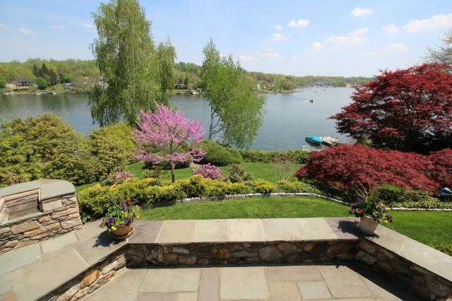 a view of yard with lake view