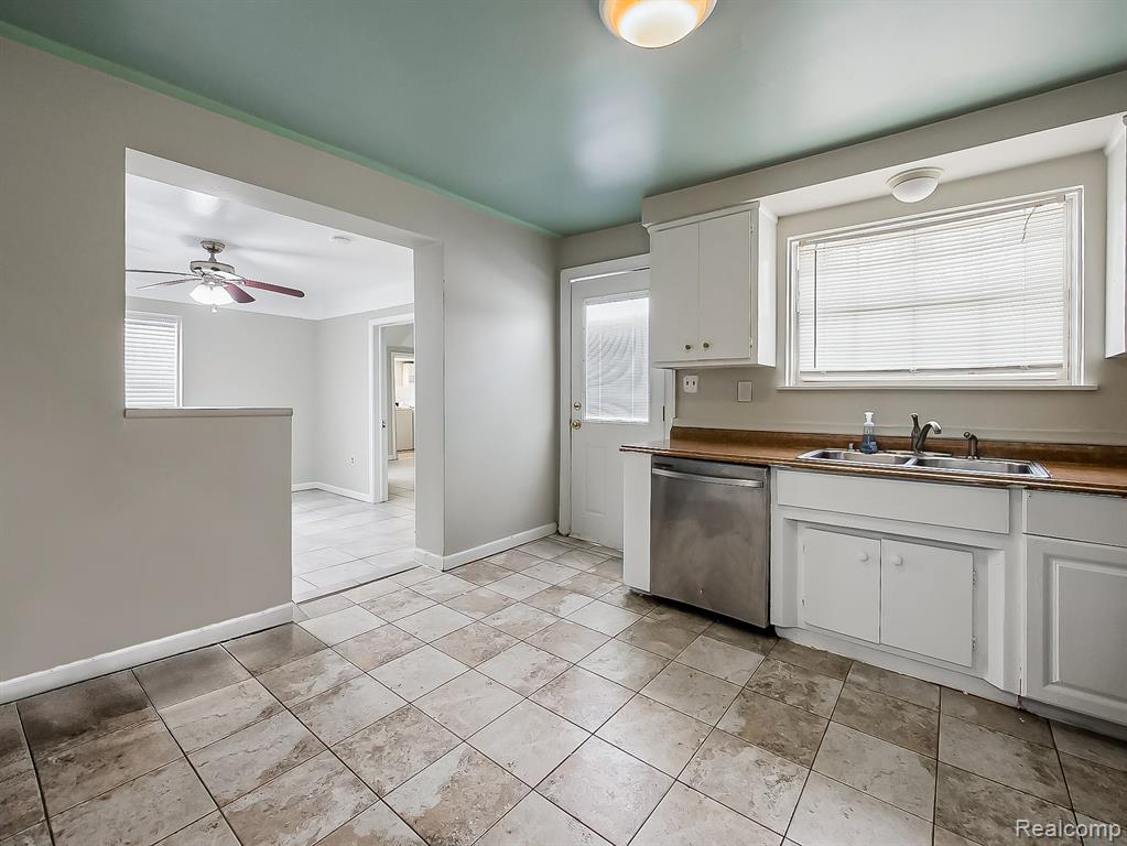 25323 Orchard Lake Road Farmington, MI 48336 - Photo 19 of 42
