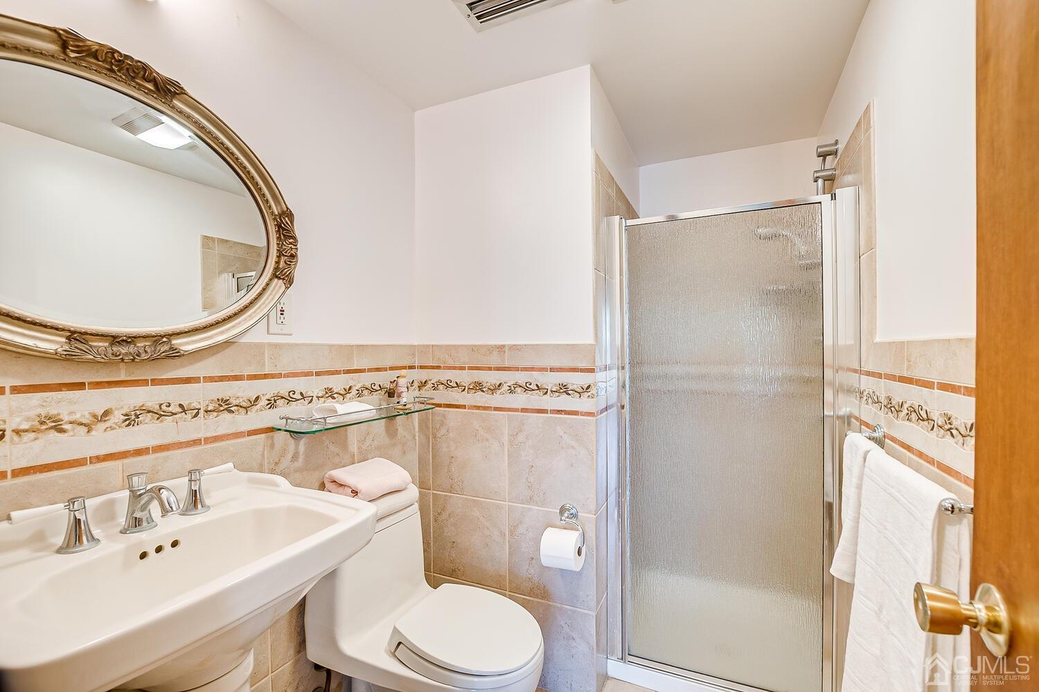 41 Clive Hills Road Edison, NJ 08820 - Photo 26 of 39 a bathroom with a sink and a mirror