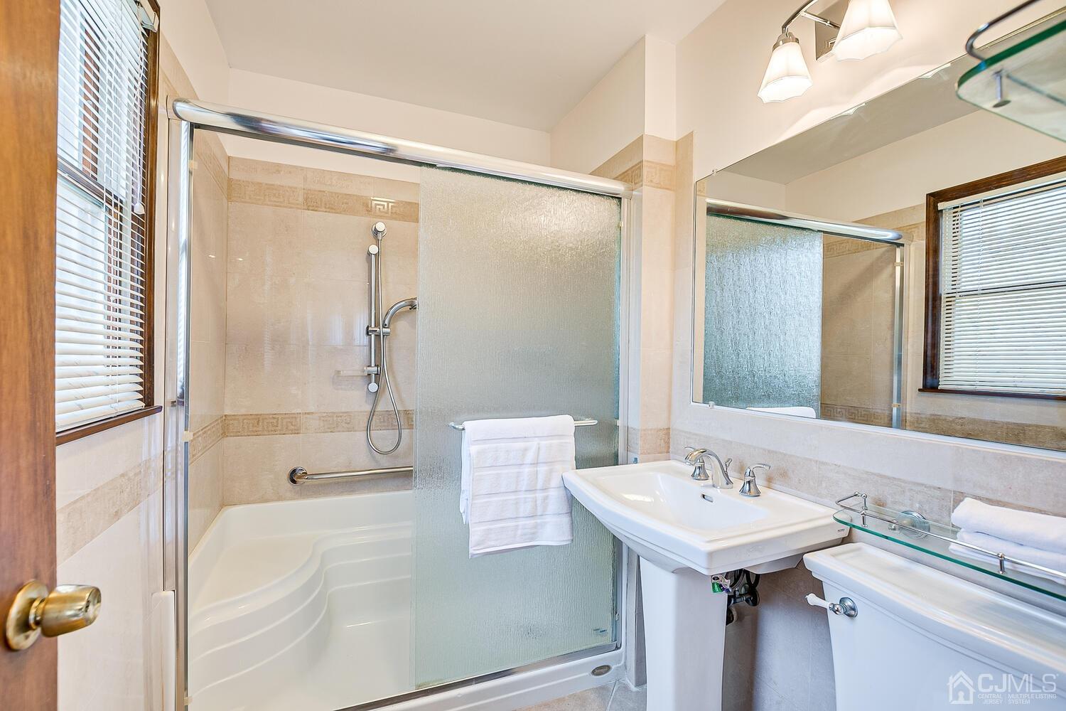 41 Clive Hills Road Edison, NJ 08820 - Photo 30 of 39 a bathroom with a sink and mirror with bathtub