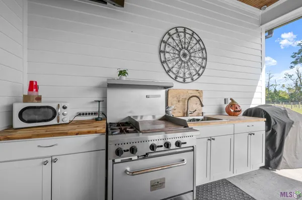 $585,000 | 38059 Osten Beard Road, Darrow, LA 70725