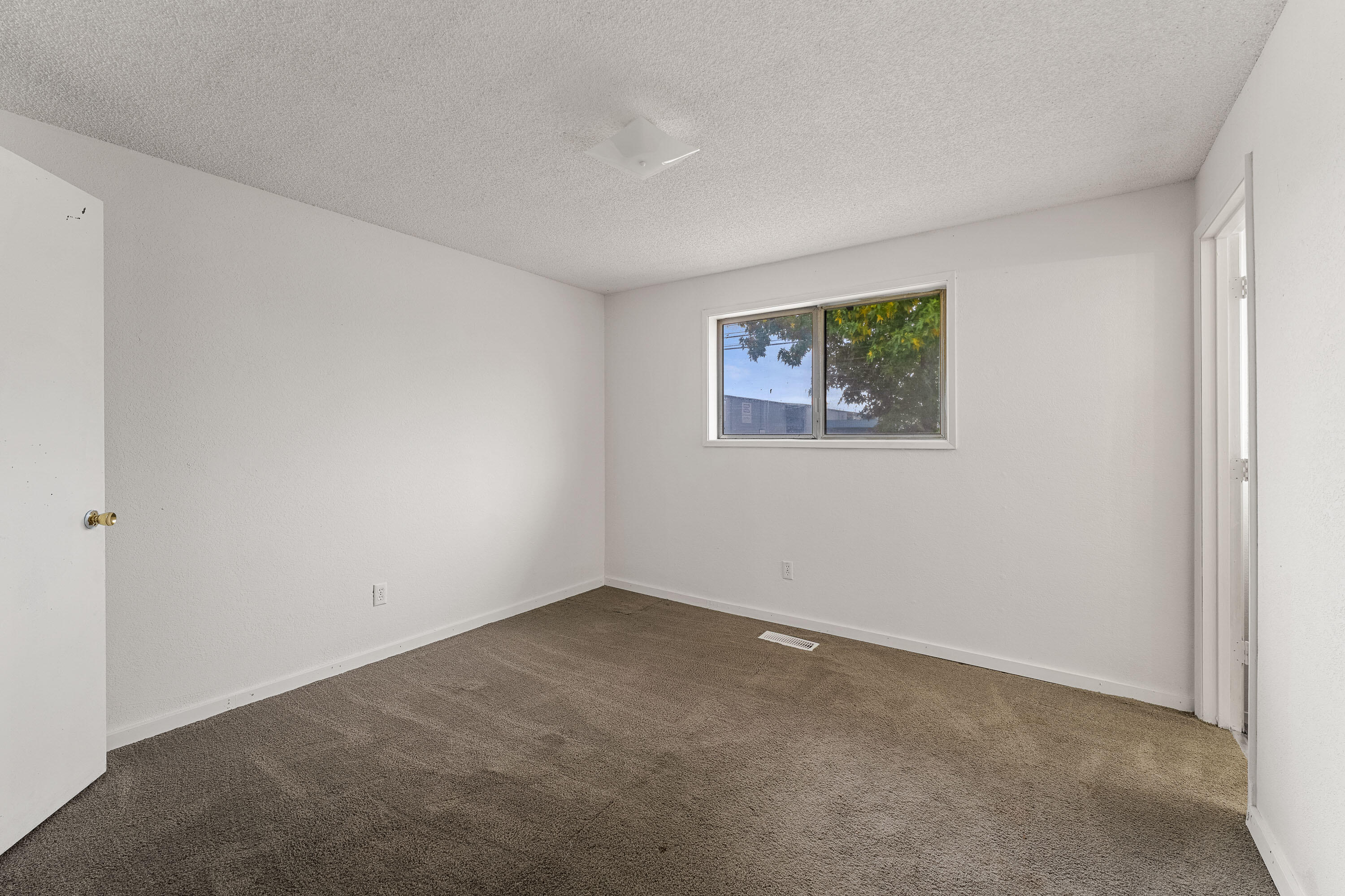 2098 Delta Waters Road Medford, OR 97504 - Photo 18 of 23 INT (13 of 14) (2)