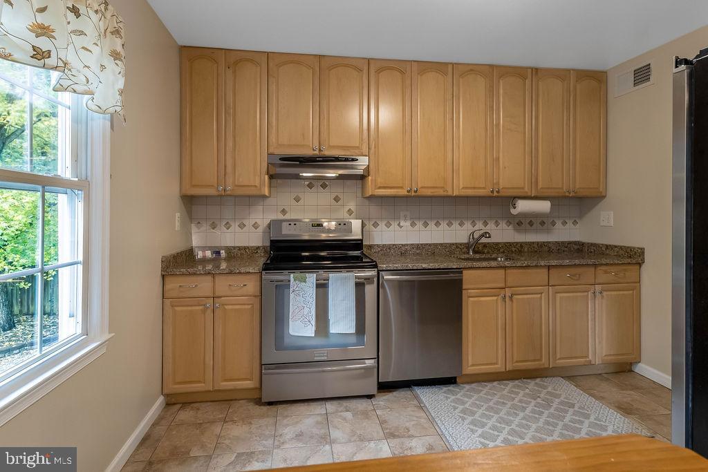 8487 Kitchener Drive Springfield, VA 22153 - Photo 9 of 28 Updated amenities