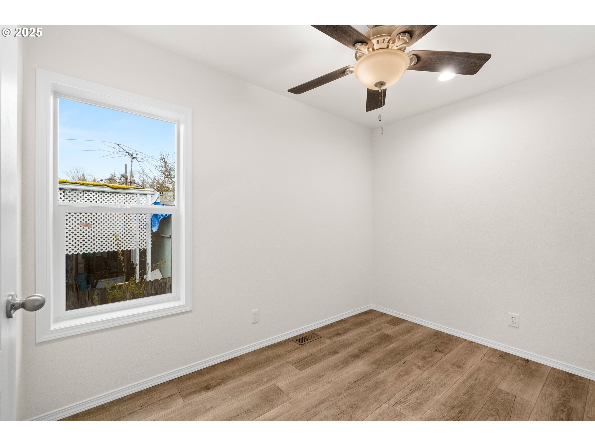19605 River Road, Unit 88 Gladstone, OR 97027 - Photo 15 of 25 a view of cabinet and window