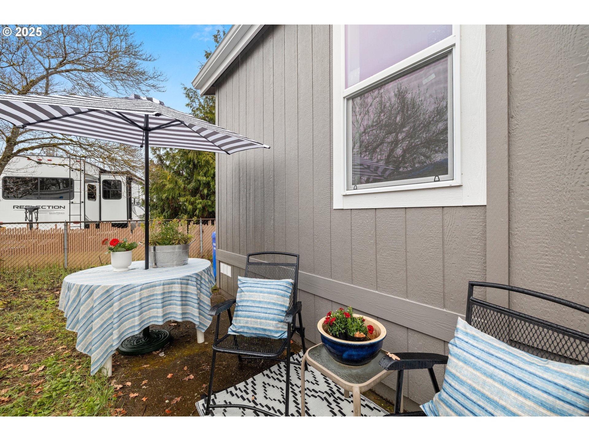 19605 River Road, Unit 88 Gladstone, OR 97027 - Photo 5 of 25 a outdoor space with furniture